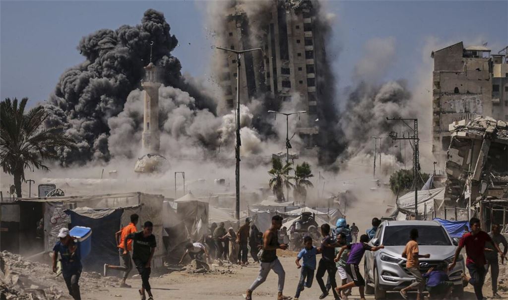 Palästinenser suchen während eines israelischen Luftangriffs auf ein Hochhaus im Gaza Schutz.