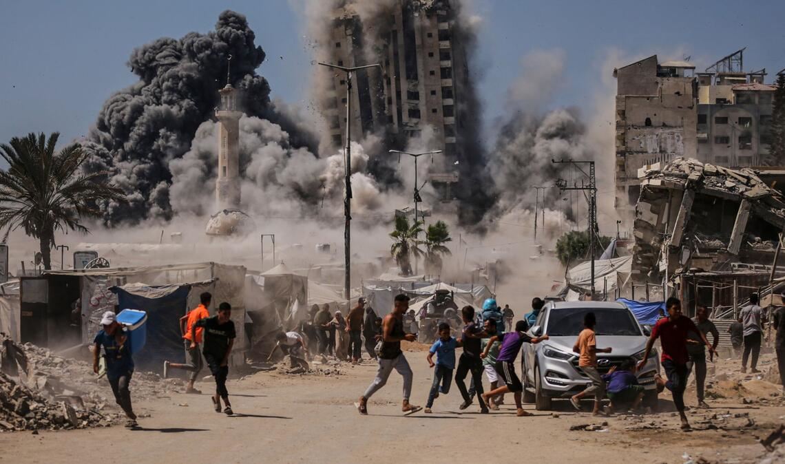 Palästinenser suchen während eines israelischen Luftangriffs auf ein Hochhaus im Gaza Schutz, nachdem die israelische Armee zuvor eine Warnung herausgegeben hatte.