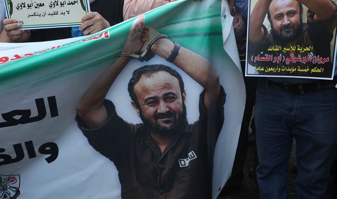 Palästinensische Demonstranten mit Flaggen und Plakaten von Marwan Barghuti: Mehr als 200 Prominente fordern seine Freilassung.