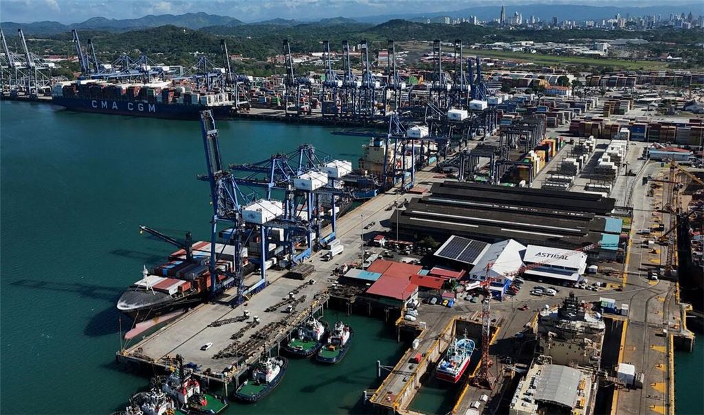 Panamas Verfassungsgericht hat die Verträge eines Hongkonger Konzerns für den Betrieb zweier am Panamakanal annulliert. Daran übt China deutliche Kritik. (Archivbild)