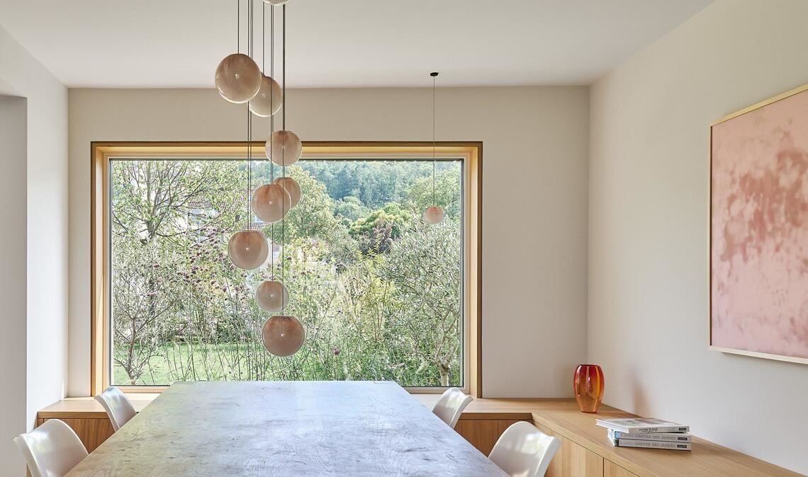 Panoramasicht auf den Garten – das Haus aus der Nachkriegszeit wurde vom Stuttgarter Architekten Thilo Holzer zukunftsfähig umgestaltet.