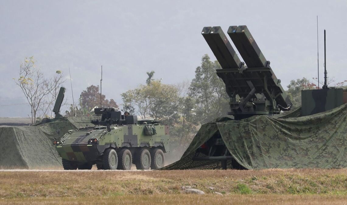 Panzer und Raketenwerfer bei einer Übung in Taiwan.