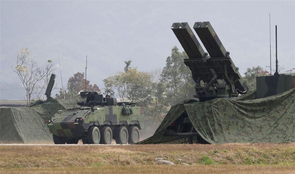 Panzer und Raketenwerfer bei einer Übung in Taiwan.