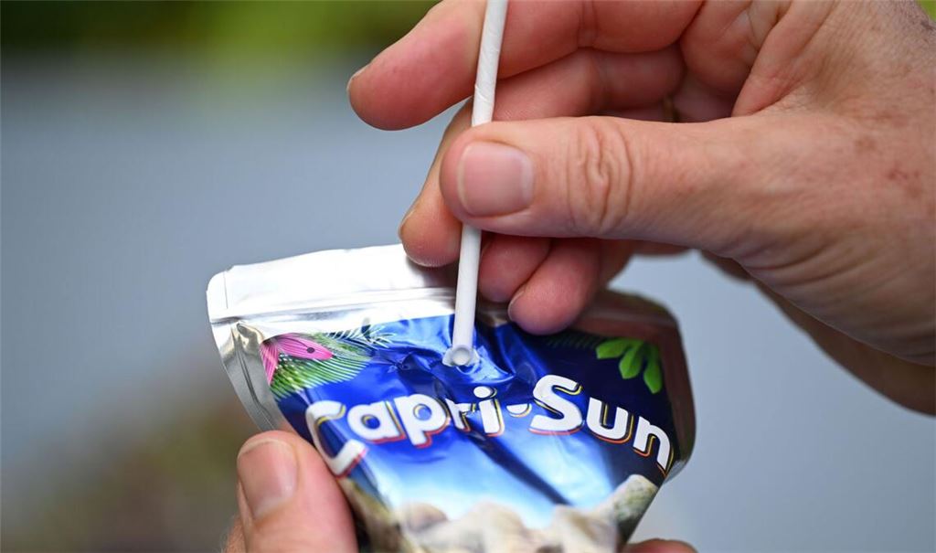 Papier oder doch wieder Plastik? Der Hersteller von Capri-Sun möchte das Röhrchen aus Plastik zurückholen.