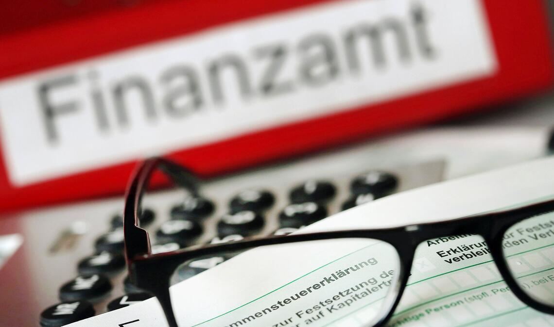 Steuerfahnder fischen in Baden-Württemberg 366 Millionen Euro ab Papier spielt bei Steuererklärung eine schwindende Rolle.