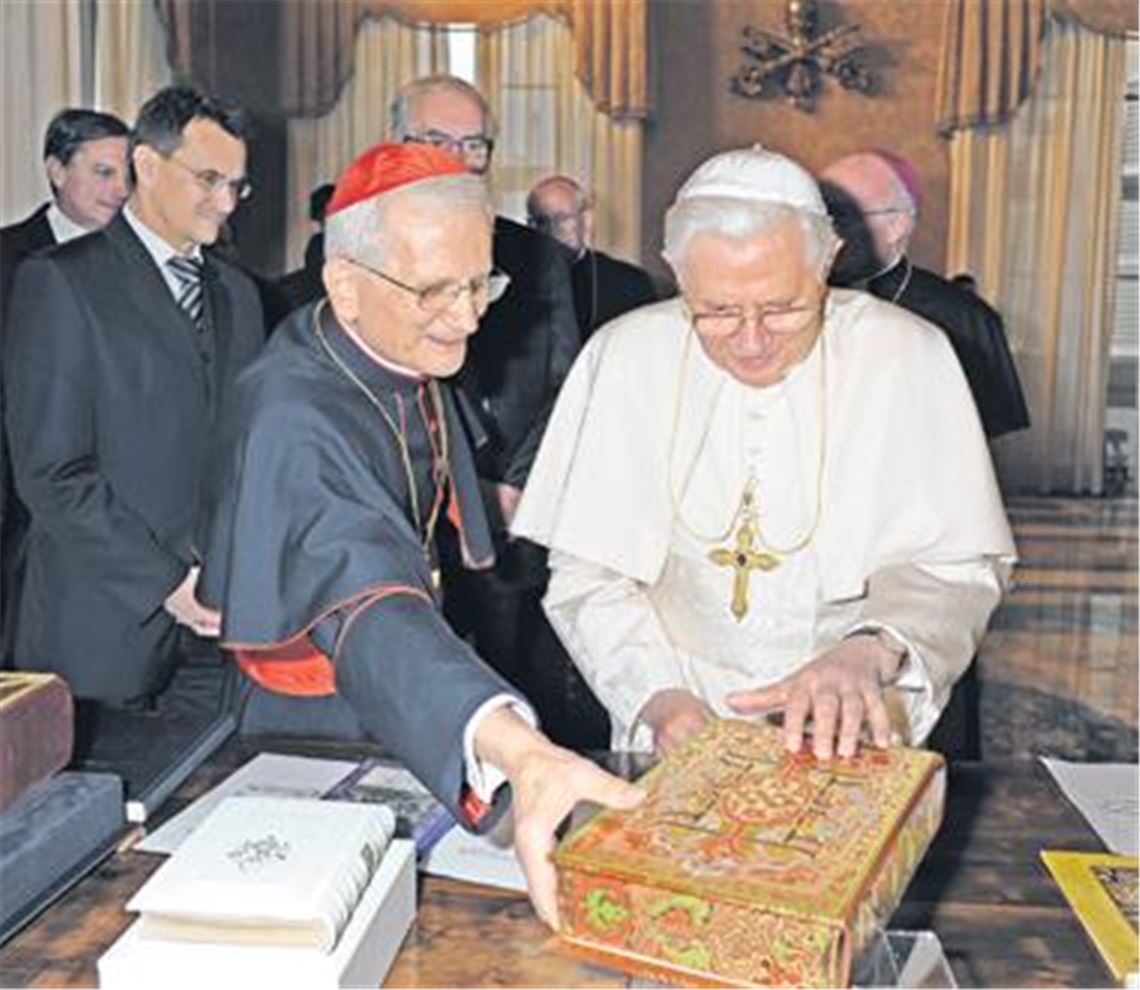 Papst Benedikt XVI., hier mit Raffaele Kardinal Farina von der Bibliothek des Vatikans, bewundert das vom Knittlinger Verlag Bibliotheca Palatina reproduzierte Artzney Buch.
Foto: privat