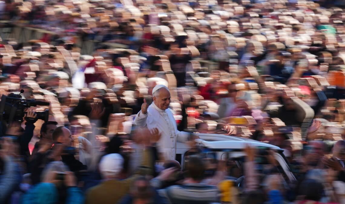 Papst Leo XIV. auf dem Weg zur wöchentlichen Generalaudienz auf dem Petersplatz.