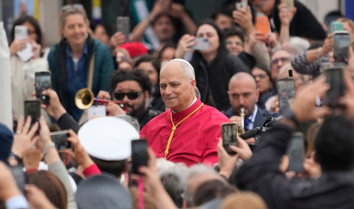 Papst Leo XIV. begrüßt Gläubige während seines Besuchs im italienischen Pompeji.