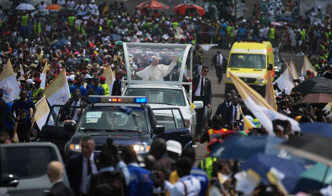 Papst Leo XIV. feiert in Kamerun die bislang größte Messe seiner Amtszeit.