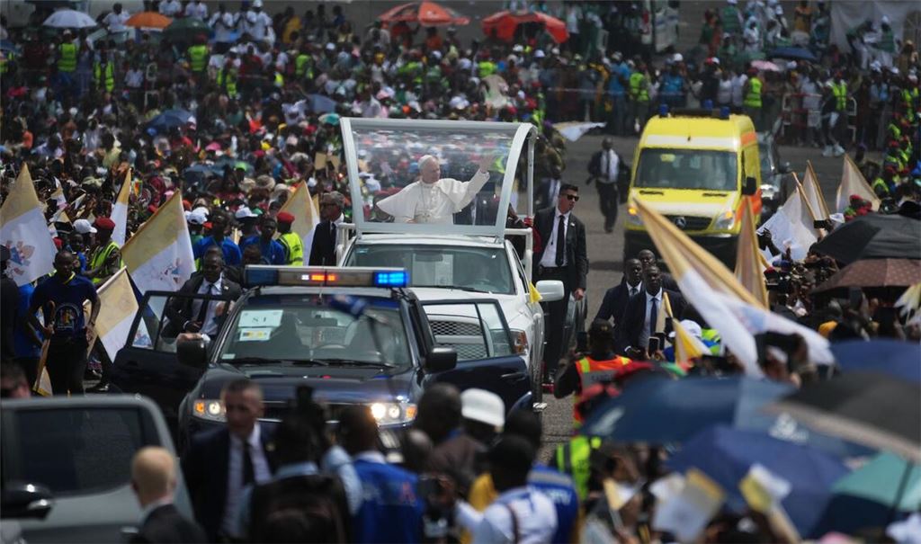 Papst Leo XIV. feiert in Kamerun die bislang größte Messe seiner Amtszeit.