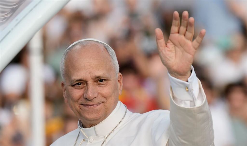 Papst Leo XIV. grüßt die rund 40.000 Teilnehmer einer Vigilie im Olympiastadion in Barcelona.