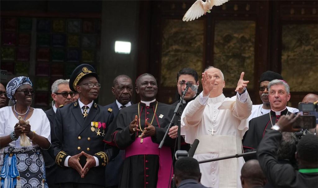 Papst Leo XIV. lässt eine weiße Taube fliegen nach einem Friedenstreffen in Bamenda, Kamerun.