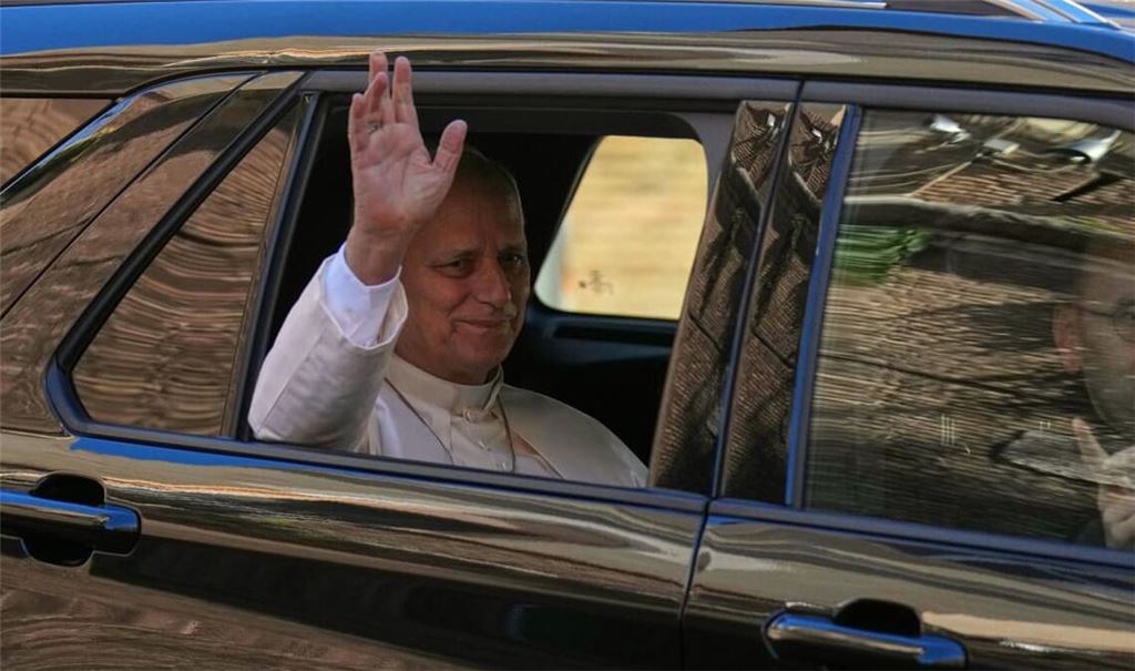Papst Leo XIV. verlässt den Vatikan und begibt sich in die Poliklinik „Agostino Gemelli“ in Rom, wo er einer Operation zur Entfernung eines Lungenknotens unterzogen wurde.