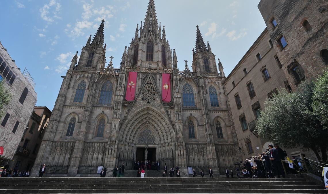 Papst Leo XIV. vor der Kathedrale von Barcelona.