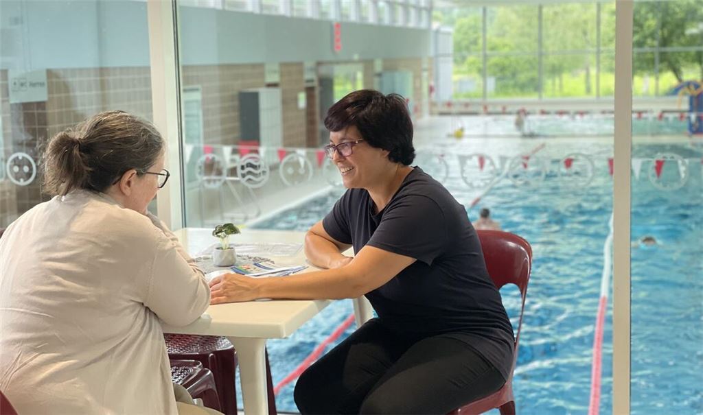 Parallel zum Schwimmkurs können sich in der Hallenbad-Cafeteria die Eltern der Diplom-Pädagogin Doris Möller-Espe (li.) vom Kinderschutzbund anvertrauen. Foto: Enzkreis/Paul
