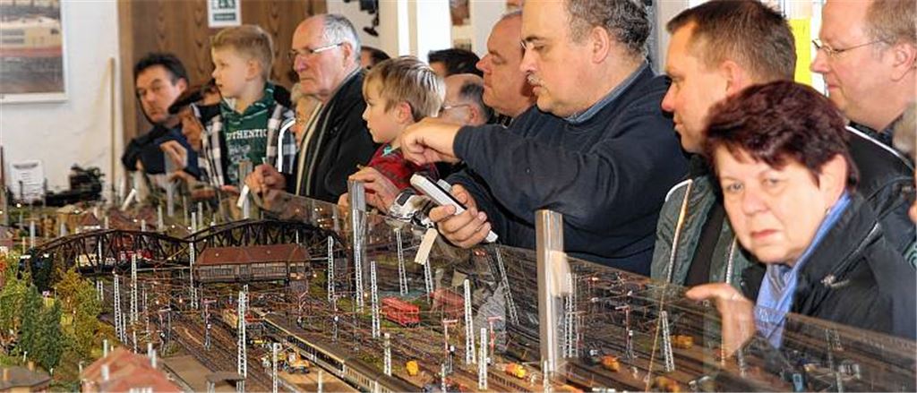 „Parallelwelt“ zur echten Bahn: Besucher bestaunen den reibungslosen Zugverkehr in Mühlacker. Internationale Fernreisezüge stehen bei der ersten Ausstellung des Jahres im Mittelpunkt.