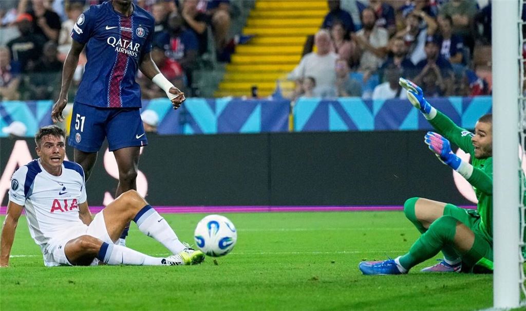 Paris-Torwart  Lucas Chevalier beim Gegentor zum 0:1 durch den ehemaligen Wolfsburger Micky van de Ven.