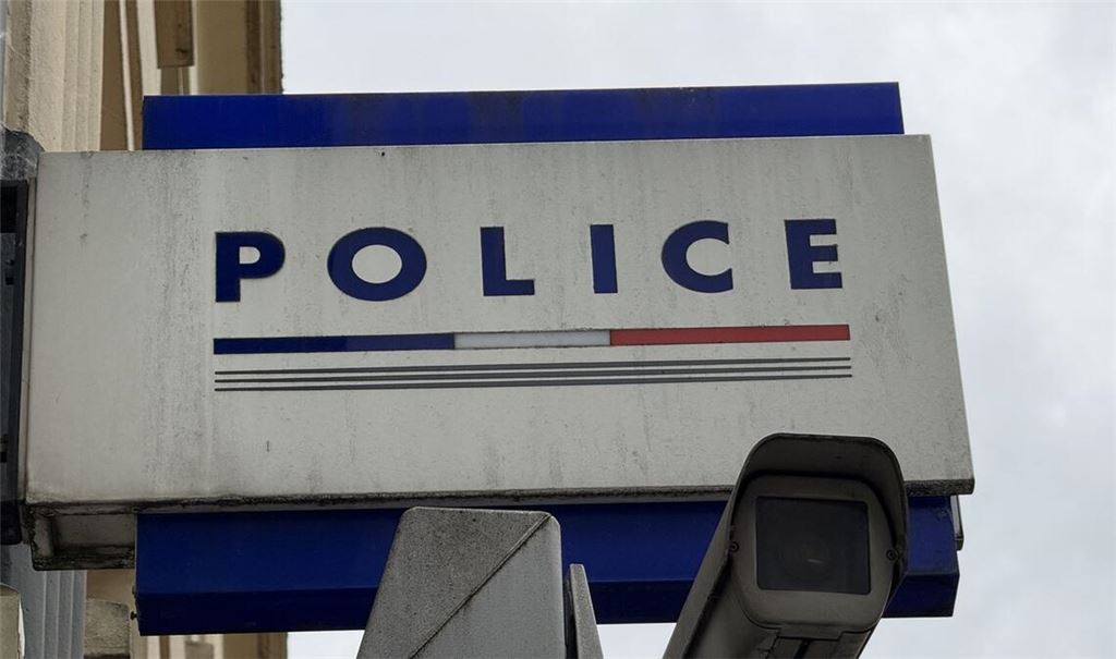Pariser Polizisten haben bei einer Kontrolle in einem Bahnhof einen Reisenden festgenommen. (Symbolbild)