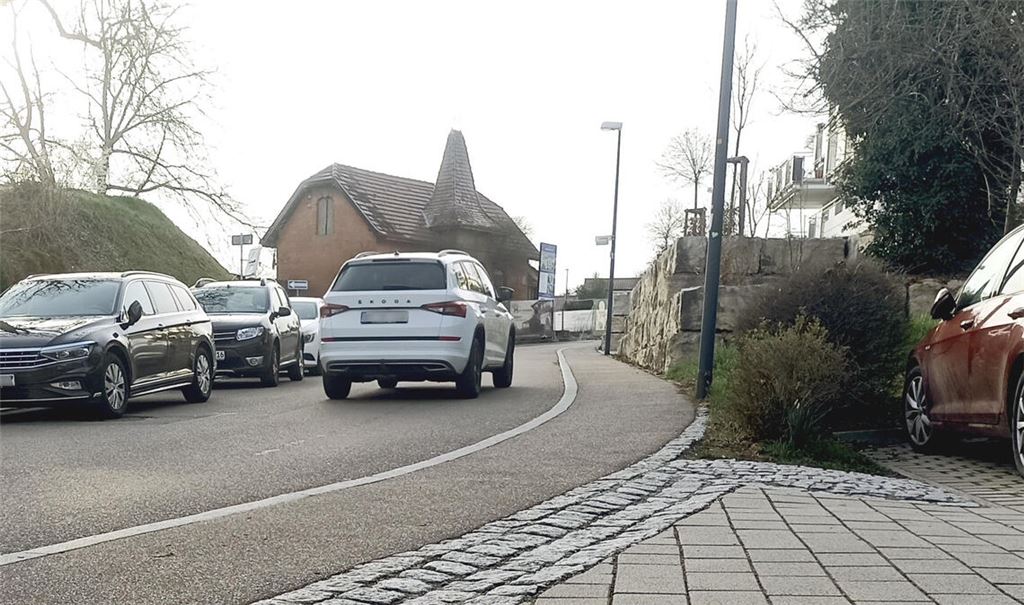 Parkende Autos an der Dürrmenzer Reichmannstraße beeinträchtigen die Sicht. Eine Halteverbotszone soll, auch wenn das die Suche nach Parkplätzen erschwert, die dortige Situation entschärfen. Foto: Deeg
