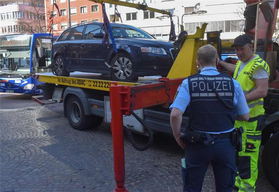 Theater-Zufahrt: Falschparker blockieren Besucher-Busse Parker blockieren beim Theater Parkplätze für Busse.Foto: Myroshnichenko