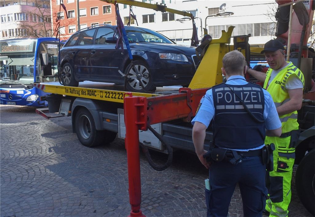 Parker blockieren beim Theater Parkplätze für Busse.Foto: Myroshnichenko