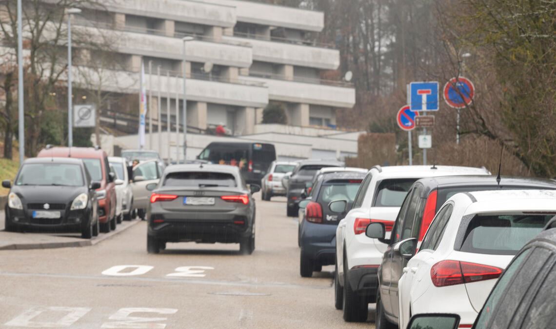 Parkfläche ? Die Knittlinger Steige, die zum „KIZE“ führt. Foto: Fotomoment