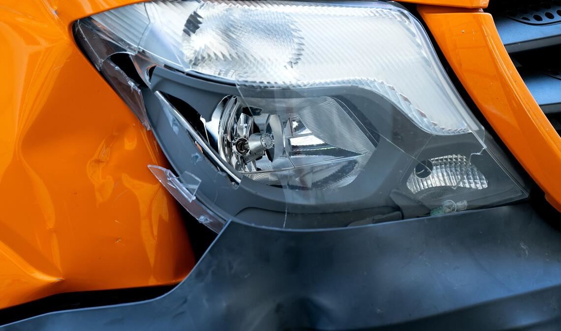 Parkrempler können bei modernen Autos schnell sehr teuer werden, beklagt der ADAC. (Archivbild)