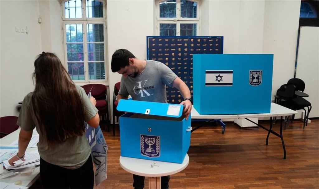 Parlamentswahl in Israel: 27.10.2026, Israel, Haifa: In einem Wahllokal werden im Vorfeld der Parlamentswahl Wahlurnen aufgestellt.