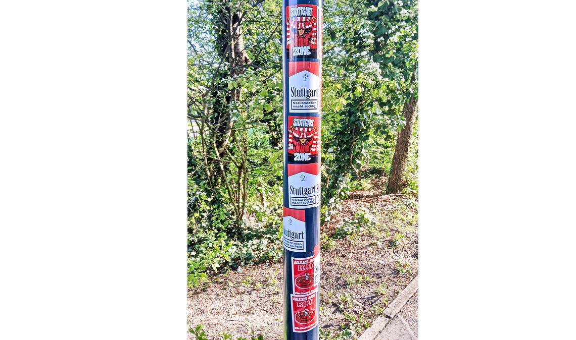 Parolen am Laternenmast am Kißlingweg in Mühlacker – und der Kreis der Verdächtigen lässt sich durchaus einengen. Foto: Eier