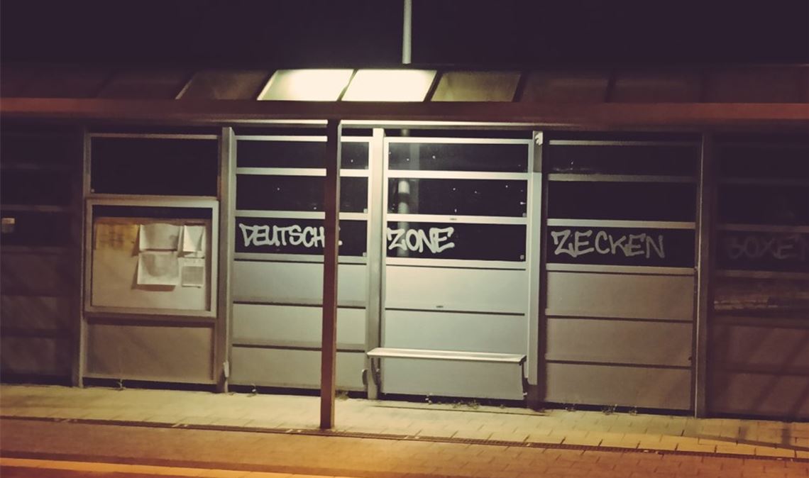 Bürger kämpft gegen rechte Parolen Parolen und Aufkleber aus der rechtsextremen Ecke prangen an verschiedenen Stellen am Bahnwartehäuschen in Ölbronn. Der Begriff „Zecken“ wird in der Szene häufig als Bezeichnung für linke Kontrahenten verwandt. Ein Bürger stört sich an der öffentlichen Zurschaustellung rechten Gedankenguts in seiner Heimatgemeinde. Fotos: Jochen Göbel