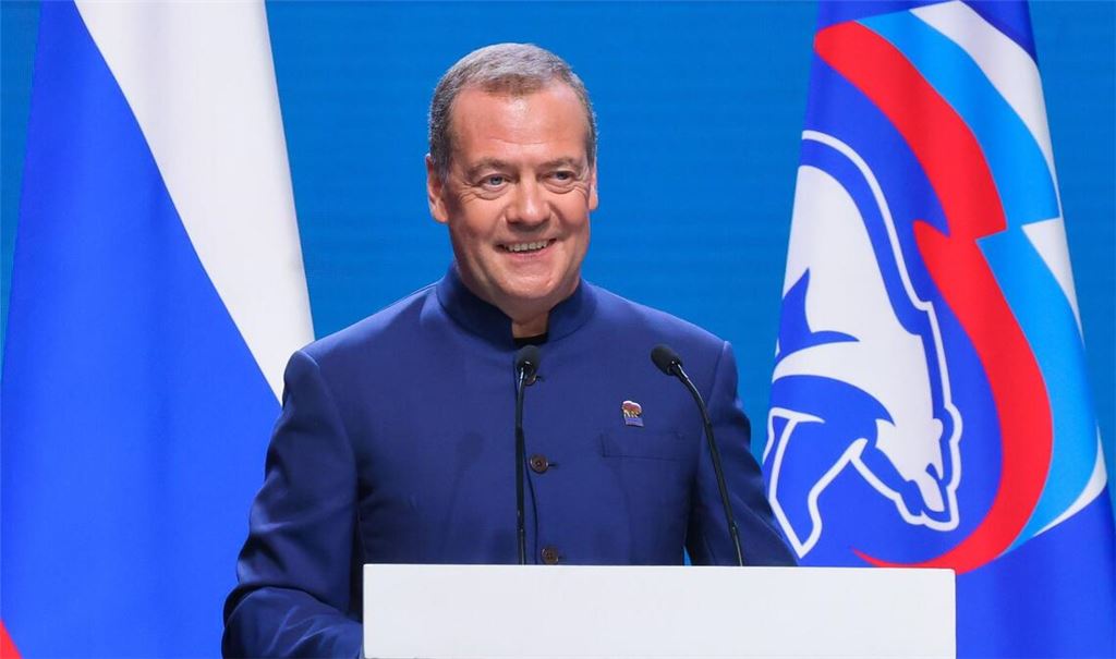 Parteichef Dmitri Medwedew lacht, auch wenn ihm nicht immer zum Lachen ist.