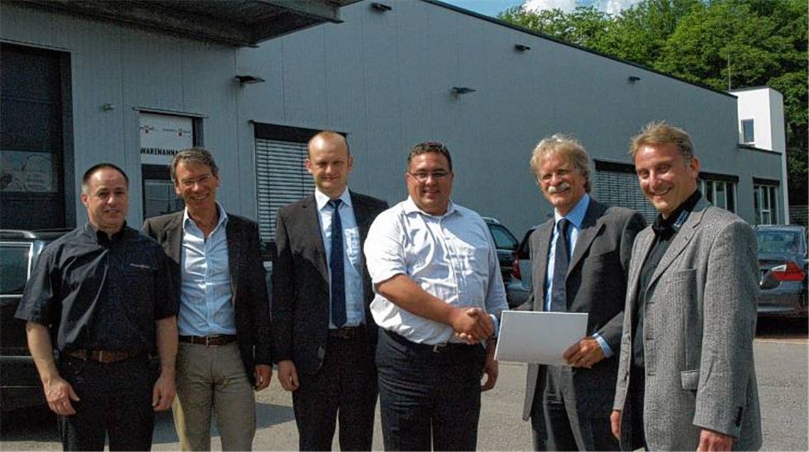 Partnerschaft besiegelt: Stadtwerke-Chef Jürgen Meeh (2. v. re.) und sein Vorstandskollege von der Bürgerenergiegenossenschaft Region Mühlacker, Alexander Welschenbach (3. v. li.), mit den Münch-Geschäftsführern Jörg Schüle (3. v. re.) und Armin Fehr (2. v. li.) sowie dem Technischen Leiter Thomas Duhatschek. Rechts Stadtwerke-Prokurist Matthias Bosch.