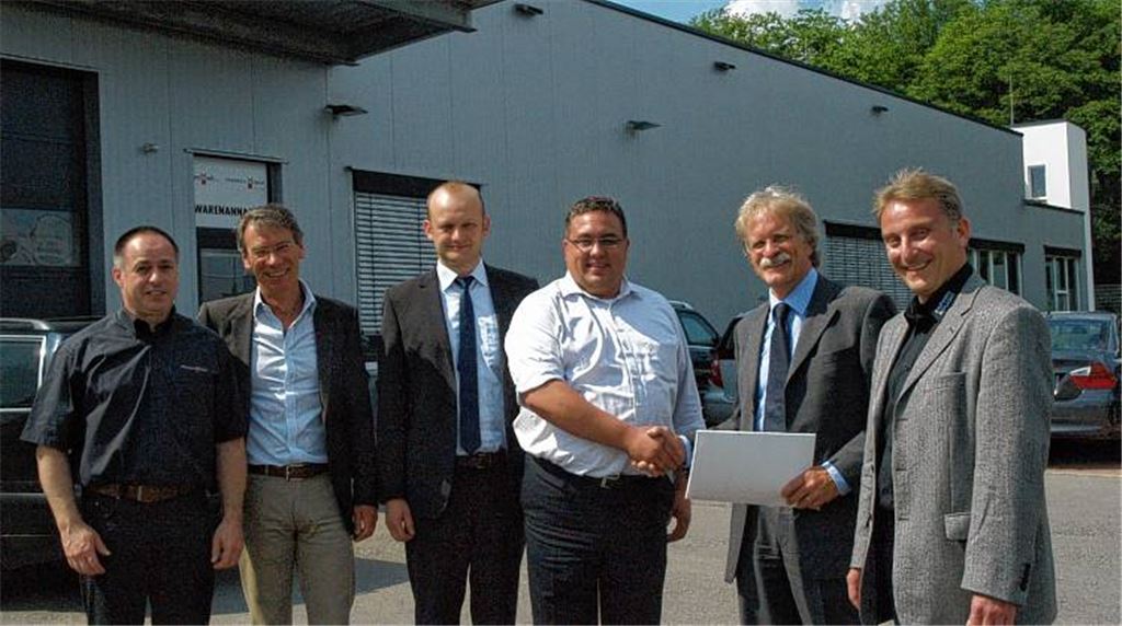 Partnerschaft besiegelt: Stadtwerke-Chef Jürgen Meeh (2. v. re.) und sein Vorstandskollege von der Bürgerenergiegenossenschaft Region Mühlacker, Alexander Welschenbach (3. v. li.), mit den Münch-Geschäftsführern Jörg Schüle (3. v. re.) und Armin Fehr (2. v. li.) sowie dem Technischen Leiter Thomas Duhatschek. Rechts Stadtwerke-Prokurist Matthias Bosch.