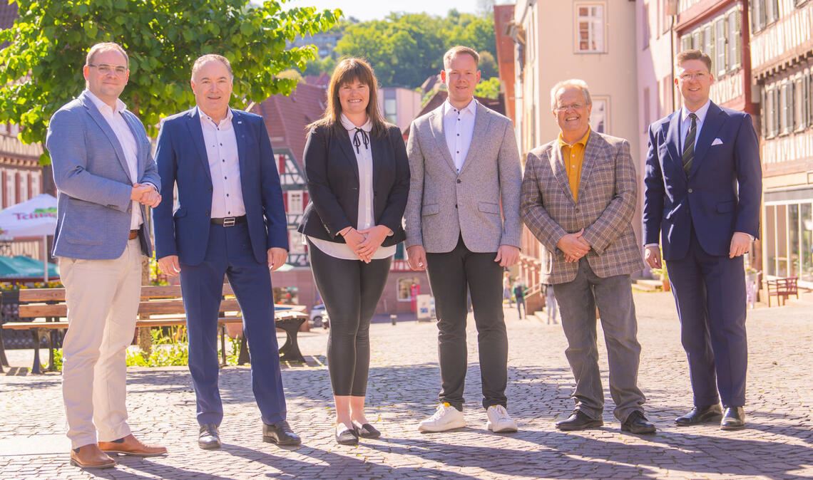 Partnerschaft besiegelt (v. li.): Florian Kling, Oberbürgermeister Stadt Calw, Horst Graef, Geschäftsführer der ENCW-Gruppe, Natalie Pfrommer und Kevin Wagner, die Geschäftsführer der „Energie Ötisheim“, Bürgermeister Werner Henle und der Aufsichtsratsvorsitzende der „Energie Ötisheim“, Christian Flack von der ENCW. Foto: privat