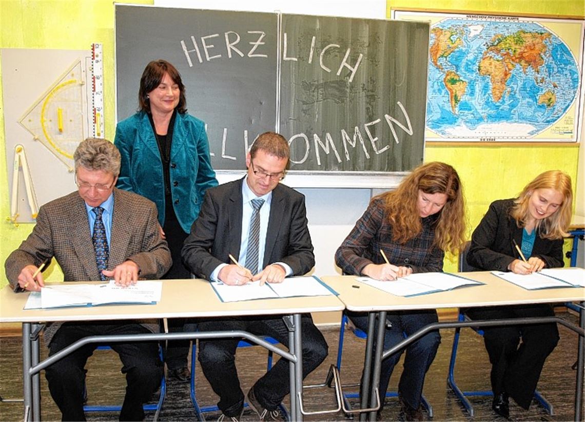 Partnerschaft besiegelt (v.li.): Rektor Dr. Hans-Joachim Blum, Steuler-Chef Klaus-Martin Andreas, Elke von Blank von der Edmund Stock GmbH und Jennifer Zapp von der Handwerkskammer unterzeichnen die Vereinbarungen. Hinten: Mörike-Konrektorin Andrea Maisel.