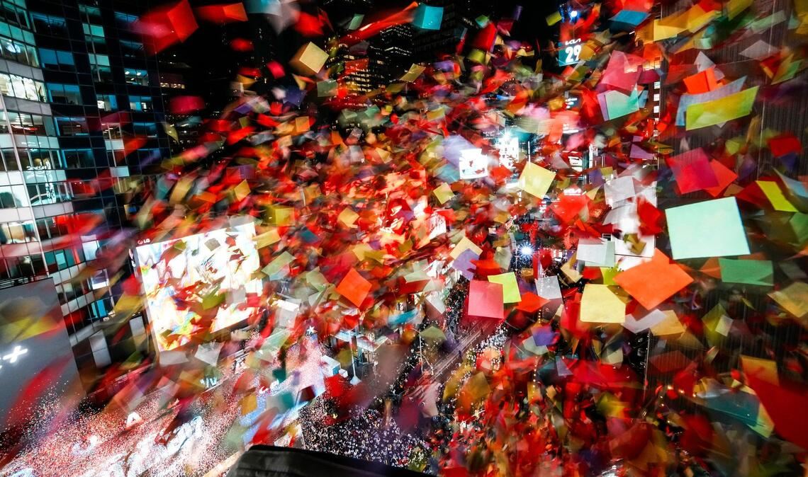 Party im Konfettiregen: New Yorker Times Square begrüßt das neue Jahr