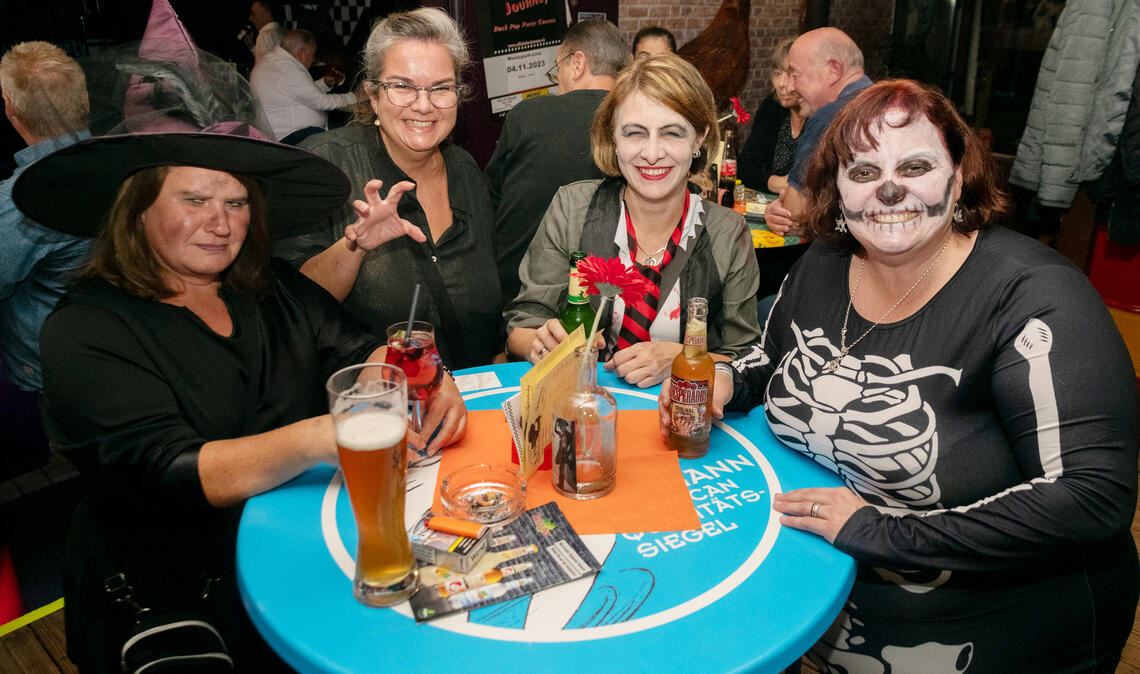 Party im Maulbronner Musicpark: Martina, Pilar, Sarah und Iris (v.li.) aus Wiernsheim sind in Feierlaune und haben sich in Schale geworfen. Fotos: Friedrich, privat, Fotomoment, Schröder