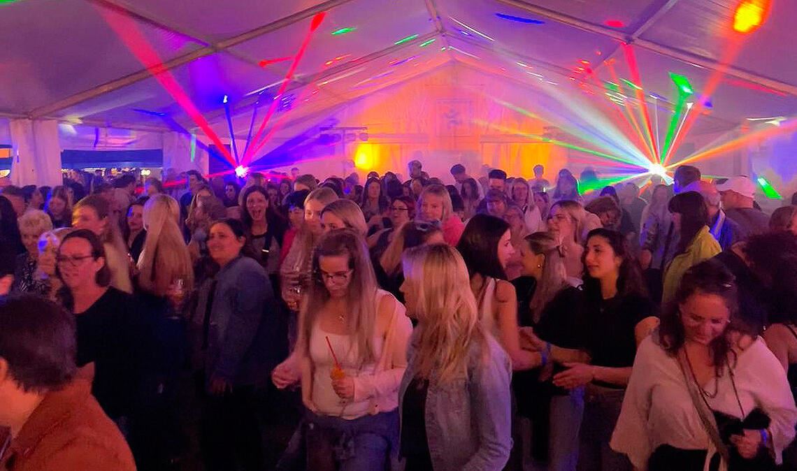 Rund 900 Besucher tanzen und feiern bei „Hex on fire“ Party mit Musik und Lichteffekten im Festzelt. Fotos: Stahlfeld