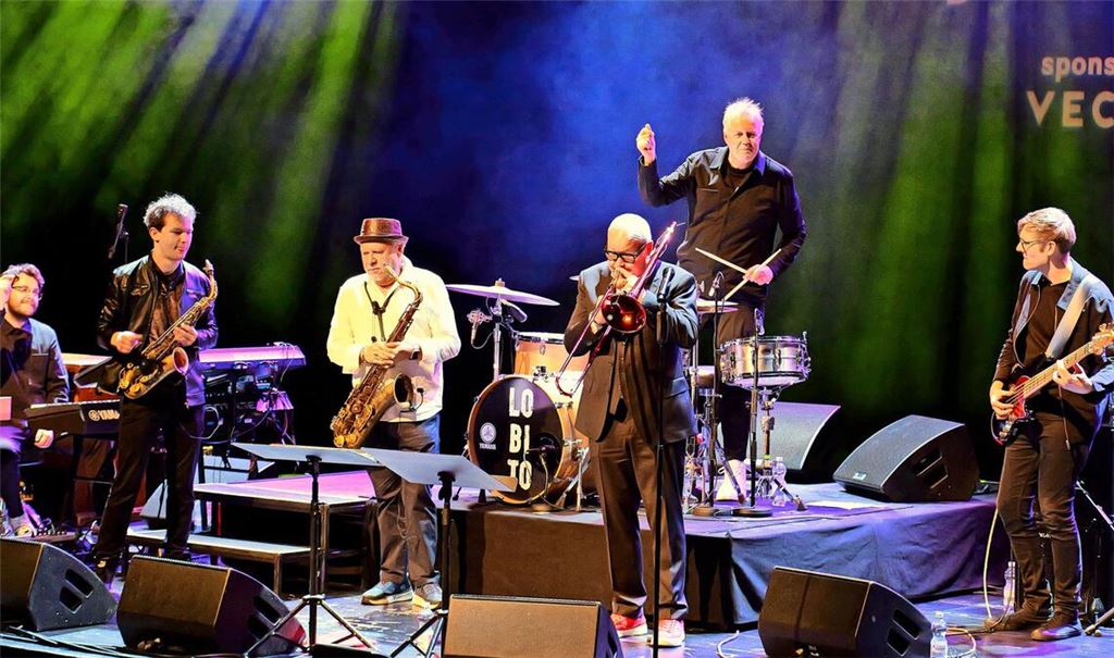 Partystimmung:  Simon Oslender, Jakob Manz, Tony Lakatos, Nils Landgren, Wolfgang Haffner, Thomas Stieger (von links).