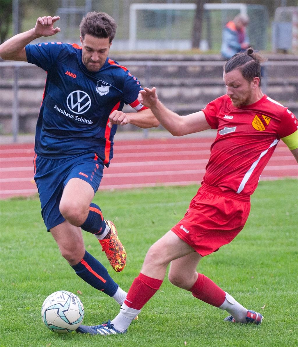 Pascal Adam (li.) zeigt für den TSV Maulbronn ein starkes Spiel gegen Baden Darmsbach – und trifft gleich dreimal ins Tor der Gäste. Foto: Fotomoment