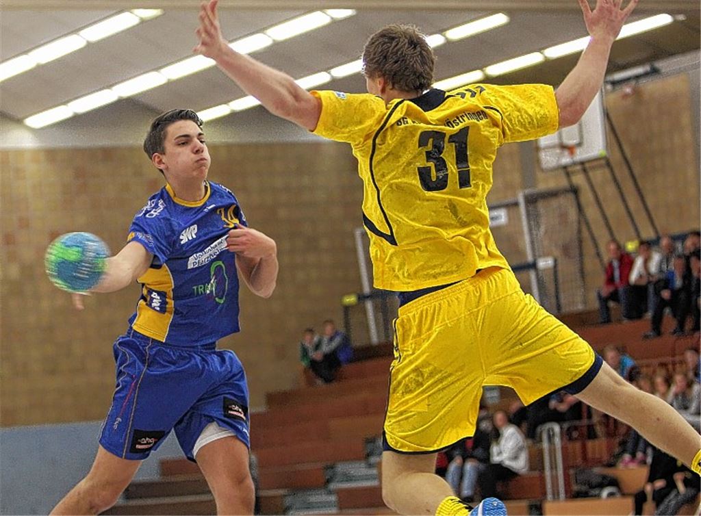 Pascal Kirchenbauer (li., hier im Trikot der SG Pforzheim-Eutingen gegen Alexander Kubitschek von der SG Kronau/Östringen) gehört zu den Hoffnungen des Deutschen Handballbundes (DHB) für die Zukunft und die Jugend-Europameisterschaften im Sommer. Foto: Rubner