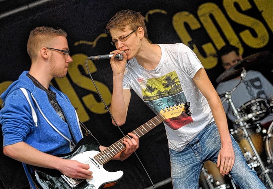 Pascal Rousseau und Robin Lüssen (re.) eröffnen mit der Band Let’s Rock das Europax-Festival. Foto: Fotomoment