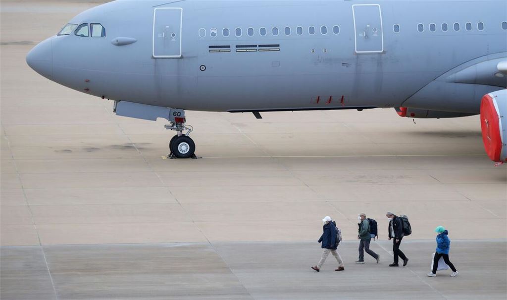 Passagiere des von einem Hantavirus-Ausbruch betroffenen Kreuzfahrtschiffs steigen am Flughafen Eindhoven aus einem Flugzeug aus.