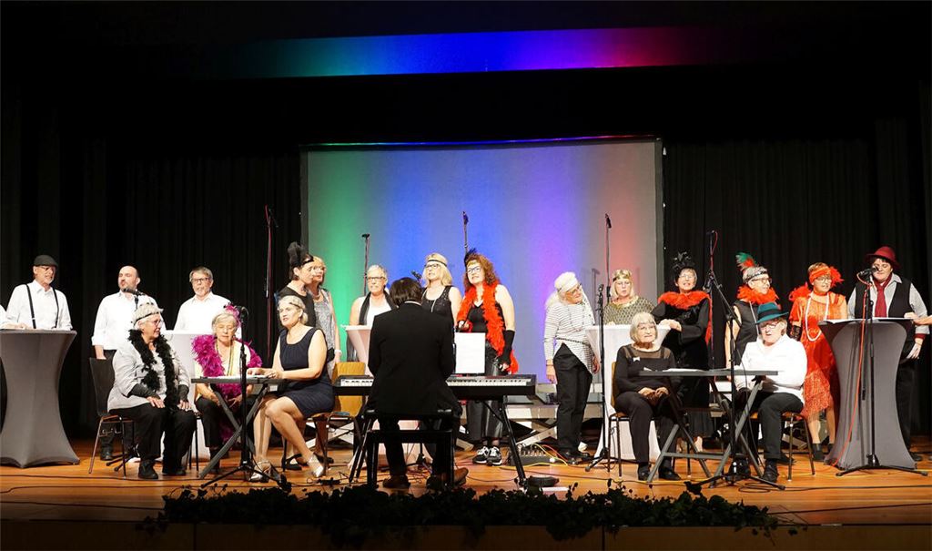 Passend kostümiert erinnert der Gemischte Chor des Vereins „Harmonie“ Diefenbach an die berühmten Schlager der „Goldenen Zwanziger“ in der Metropole Berlin. Fotos: Bastian