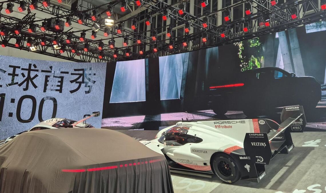Passend zum Thema Rennen: Porsche feiert auf der Auto China 75 Jahre Motorsport – und stellt zu diesem Anlass zum einen den 919 Hybrid Evo aus – ein Rundenrekordhalter. Mit diesem Modell sicherte sich Rennfahrer Timo Bernhard 2018 eine neue Bestzeit auf der Nürburgring-Nordschleife. Das Carraciola Karussell, eine Steilkurve dieser Strecke, will Porsche bei seinem Bühnenbild nachahmen.