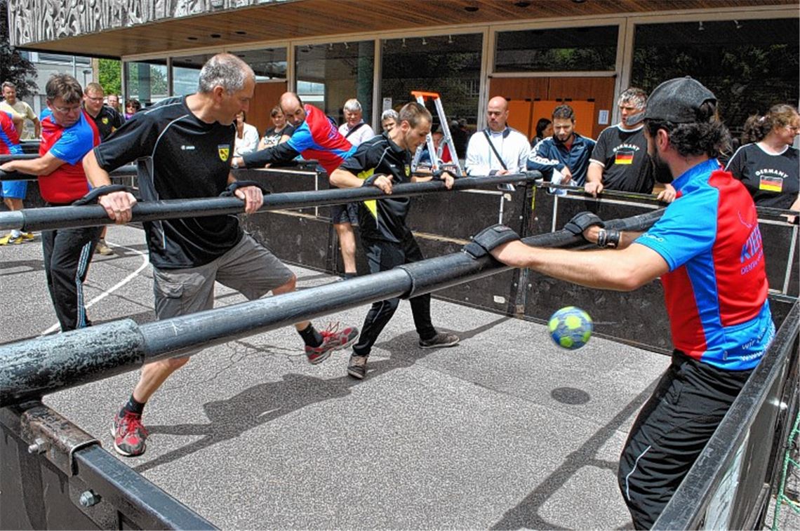Passend zur Fußball-Weltmeisterschaft ist der Menschenkicker-Wettbewerb.
