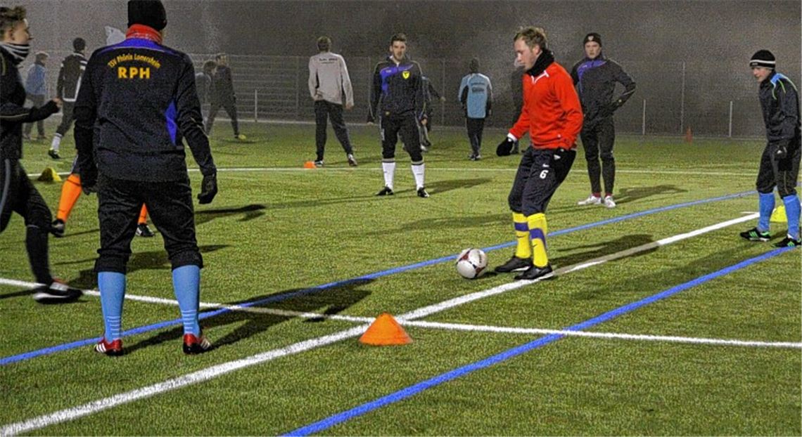 Passspiel ohne Holpern und Stolpern: Der neue Kunstrasen in Lomersheim sorgt bei den Spielern im Training für Begeisterung. Foto: Eigner