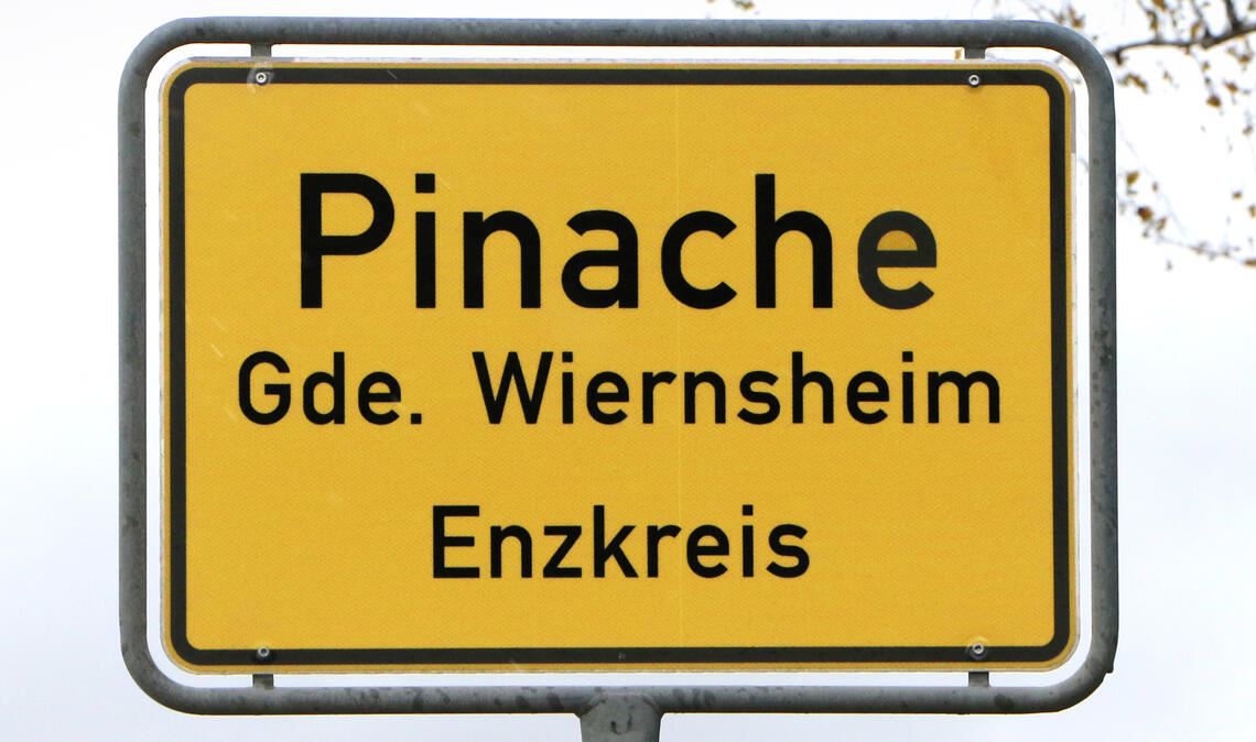 Passt eine Zusatzbezeichnung noch aufs Ortsschild - oder wird es eng? Fotos: Archiv
