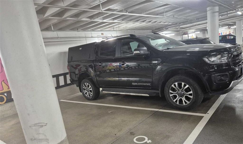 Passt kaum auf den Parkplatz: der Wagen der Direktorin in der Landtags-Tiefgarage