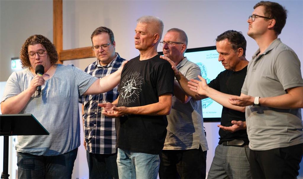 Pastor Dietrich Ebeling (Mitte) wird von der Gemeindeleitung entpflichtet und gesegnet. Im Herbst wird er Mühlacker, wo er in der Gemeindearbeit vielfältige Spuren hinterlassen hat, verlassen und an die Ostsee ziehen.